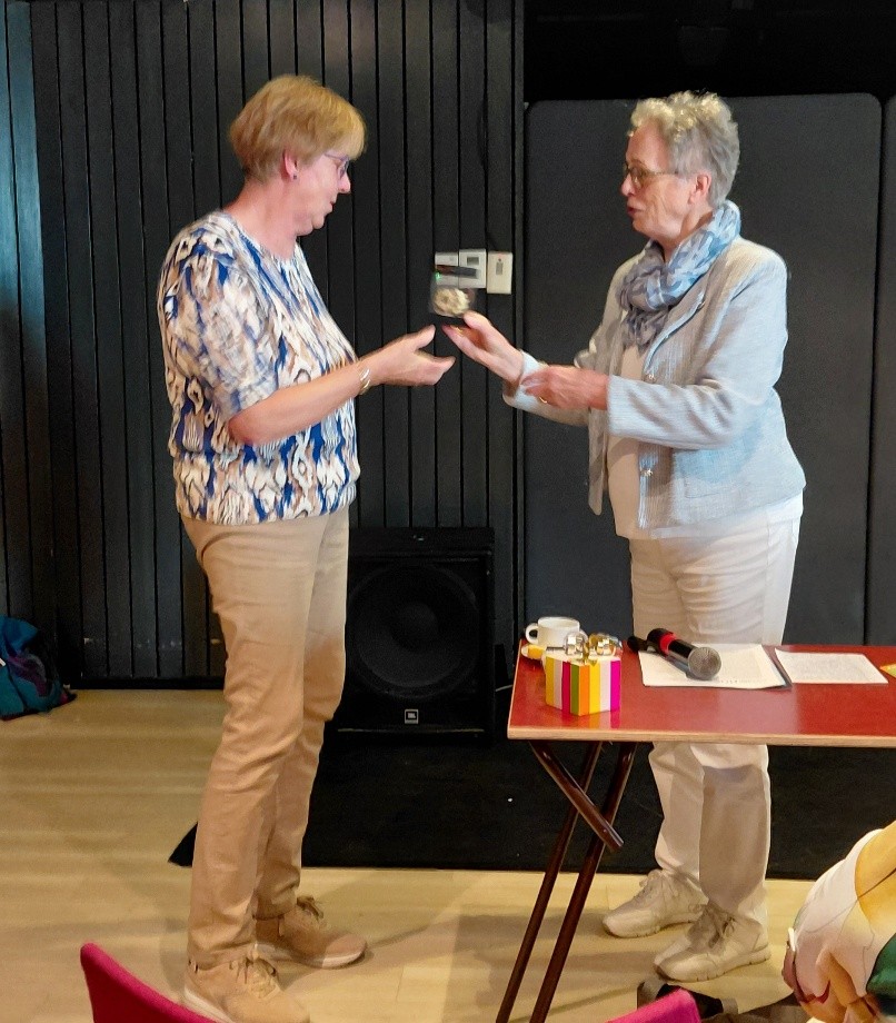 Tuinendag in Waddinxveen op dinsdag 14 juli 2026. We kunnen terugkijken op een geslaagde dag. Ongeveer 20 leden genoten van de prachtige tuin van Martine van Gorkum aan de Onderweg. Bedankt Martine voor de gastvrijheid!