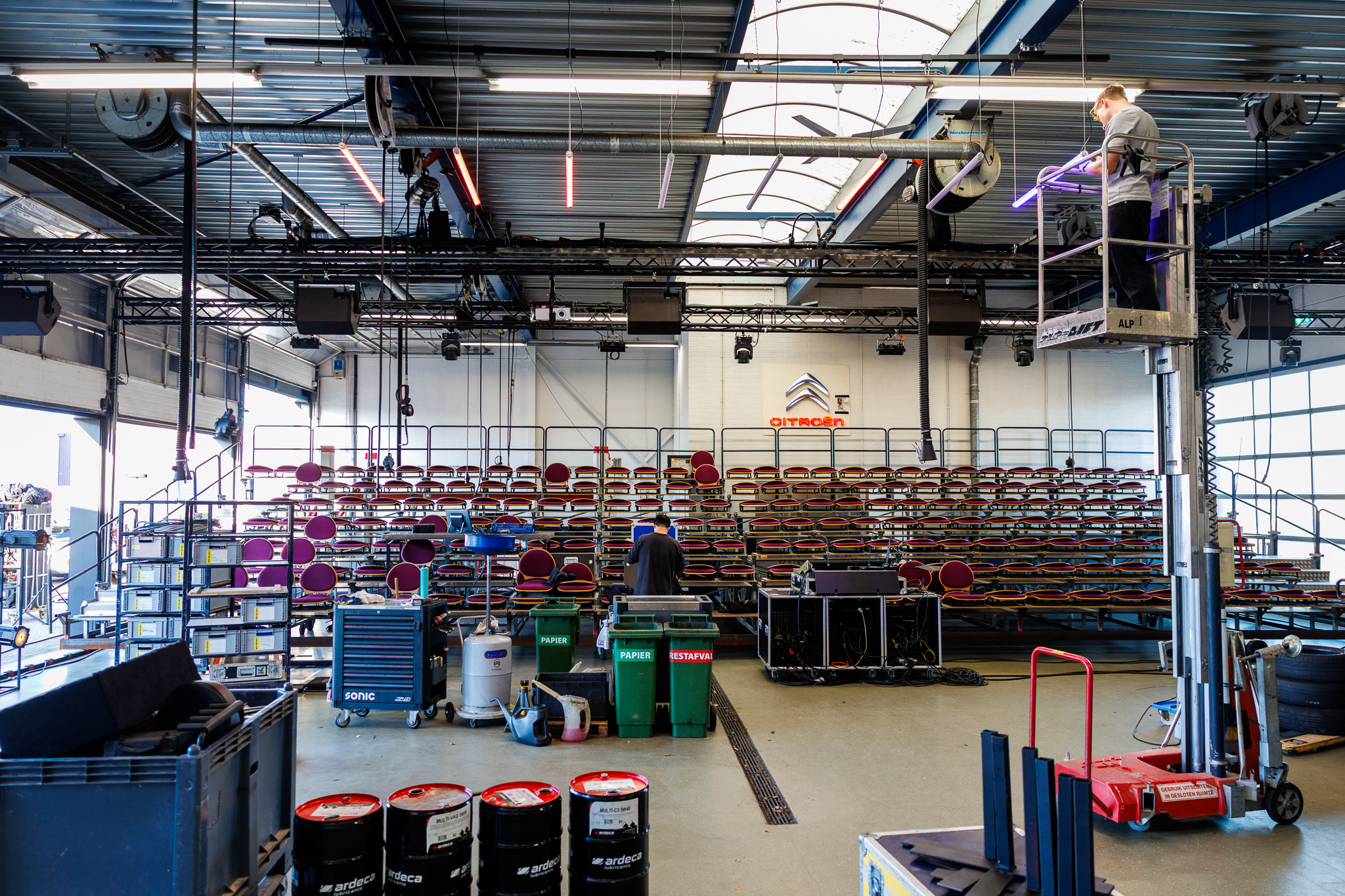 Tryater bouwt autogarages om voor de voorstelling ‘Fierder nei it noarden’
